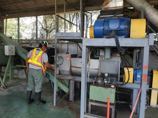 高市府環保局將回收的廚餘醱酵堆肥，製成有機的環保「雄好肥」，可作為土壤改良或提供植栽肥份，讓資源有效循環再利用，並開放民眾上網登記免費領用。（高市府環保局提供／洪浩軒高雄傳真）