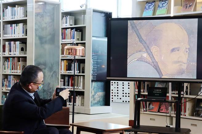 新任国立故宫博物院院长萧宗煌今全程参与策展团队的展出介绍，还拿手机拍照。（吕妍庭摄）