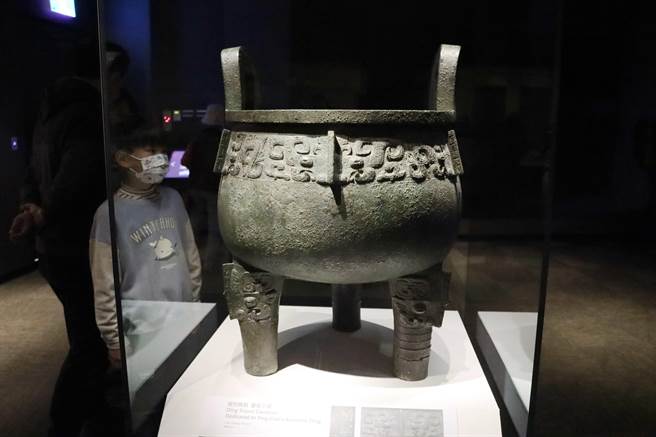 出〈婴祖丁鼎〉原陈设在清宫养心殿，高85公分、重约95公斤，尺寸及重量都居故宫青铜器典藏之冠。（吕妍庭摄）