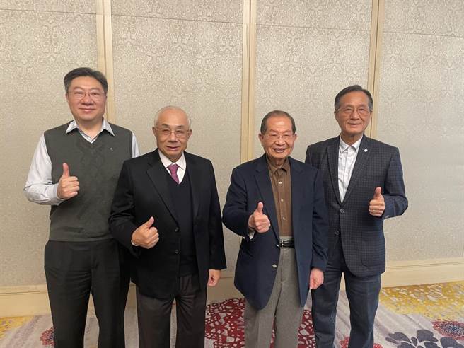 新竹巿不动产开发公会理事长朱彦龙（左一）、中华民国不动产开发公会全联会理事长杨玉全(左二)、台北巿不动产开发公会理事长陈胜宏(左三)、台北巿不动产开发公会名誉理事长陈春铜(左四)，今日一同站出来为不动产业生存困境发声。(王莫昀摄)