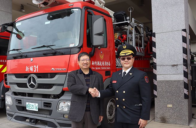 新竹縣消防局原第3大隊長沈宥霖(右)榮調第1大隊大隊長。縣長楊文科親自主持布達典禮。(攝/邱立雅)