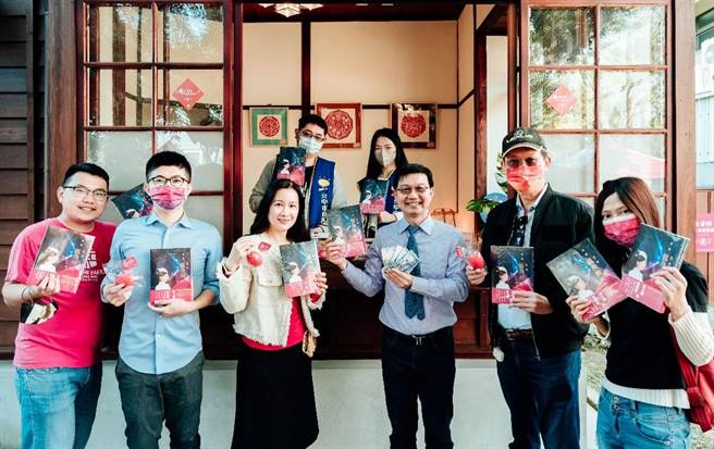 《掌声想起_凤飞飞》纪念专书，赠予社福团体义卖。（台中市政府提供）