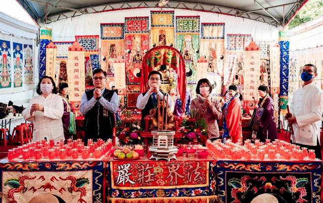 求文昌活动，由台中市府客委会主委江俊龙开香。（台中市政府提供）