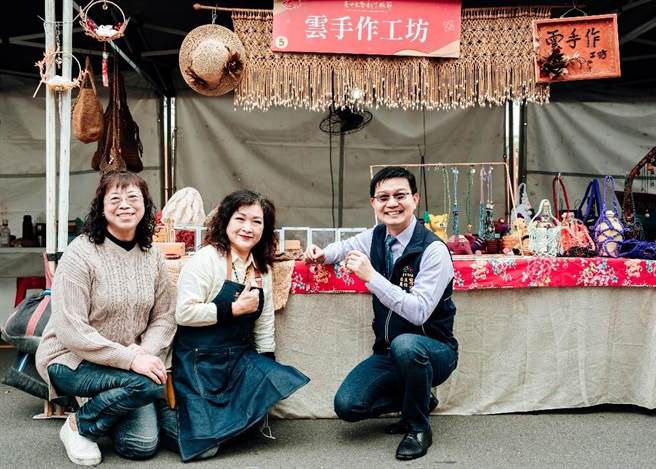 客家特色特色加值产业展售会在台中客家故事馆前展开。（台中市政府提供）