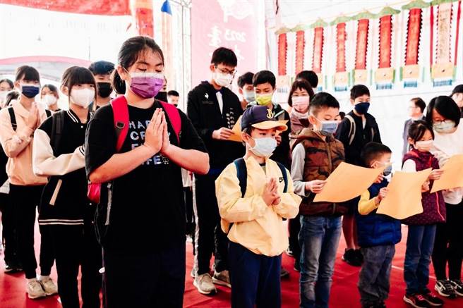 国中小师生齐念祈请开智慧疏文。（台中市政府提供）