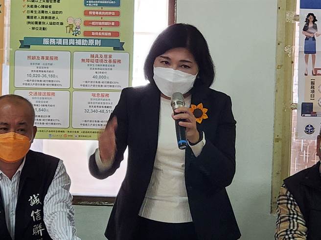 云林县长张丽善最近在许多场合宣布将推动防寒防飢的「双B」计画，呼吁把县内弱势家庭都找出来。（周丽兰摄）