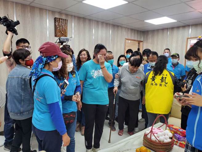 去年古坑乡一名单亲妈妈的老屋发生火灾，全家无栖身之处，台湾希望义工团以一个月时间帮她搭建好，入厝时单亲妈妈感动掉泪。（本报资料照片）