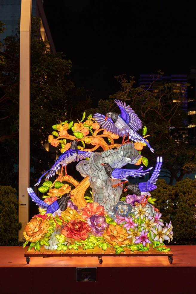 今年矫正机闗花灯赛「灯王」，由台中监狱受刑人制作的「喜上眉梢，柿柿如意，花开富贵」获得。(矫正署提供)