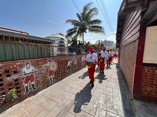 后壁区顶长社区发扬在地「粕面宋江阵」文化，获得水土保持局经费支持，在村庄沿线总长217公尺的红砖矮墙，粘贴各式宋江意象的图案。（张美雪提供／张毓翎台南传真）