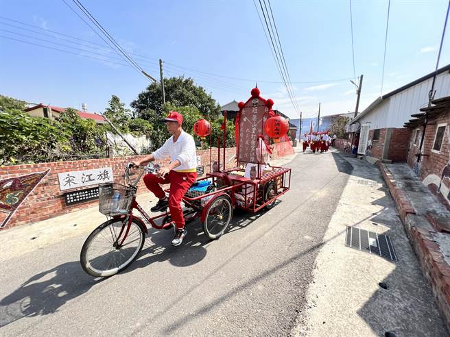 后壁区顶长社区发扬在地「粕面宋江阵」文化，获得水土保持局经费支持，在村庄沿线总长217公尺的红砖矮墙，粘贴各式宋江意象的图案。（张美雪提供／张毓翎台南传真）