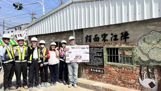 水保局长李镇洋（左三）带着团队4日来视察、参观。（张毓翎摄）