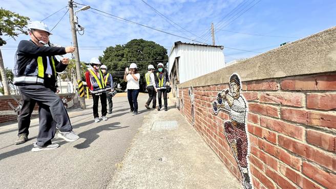 水保局长李镇洋（左一）逗趣地模仿其中一件作品摆出武阵动作。（张毓翎摄）