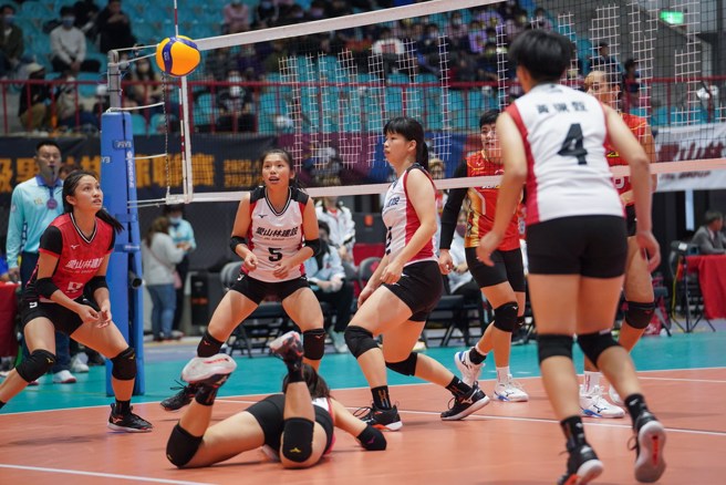 爱山林自由球员惊险把球扑救起来。(中华排协提供)