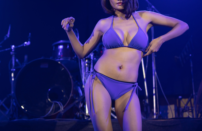 大陆河南一座村庄出现比基尼妹表演画面，没想到台下还有小朋友在观赏，相关影片引发热议。(示意图/达志影像)