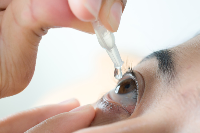 美国FDA近日示警一款非处方人工泪液，有「细菌群聚感染案例」，恐怕会导致失明。（示意图／shutterstock）