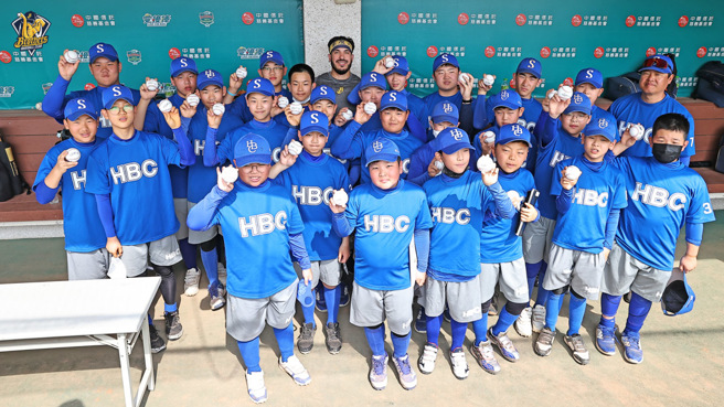 象魔力受到韩国HBC俱乐部小球员热烈欢迎。（中信兄弟提供）