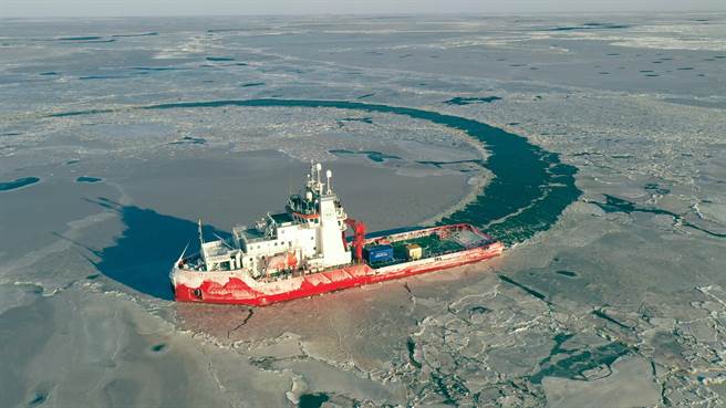 大陸首艘大學破冰船「中山大學極地號」順利完成渤海冰區試航。圖為破冰試航。（廣州中山大學提供）
