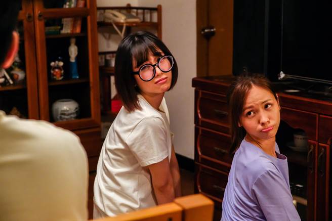 方語昕（左）與黃姵嘉（右）使出無辜小狗眼向爸爸伊正撒嬌求救。（公視台語台提供）