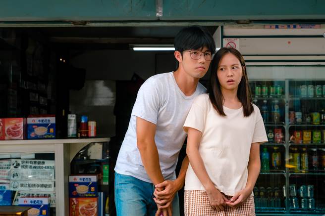 張耀仁（左）告白黃姵嘉（右）後大方貼臉黏TT。（公視台語台提供）