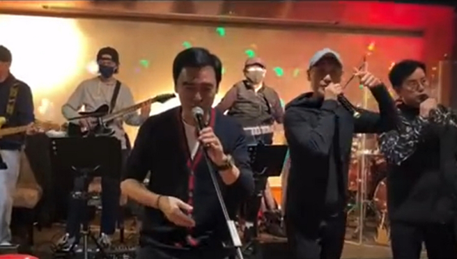锺镇涛庆生派对上眾星云集，张学友（图右2）和谭咏麟（图右1）都上台唱歌祝寿。（图／摘自锺镇涛微博）