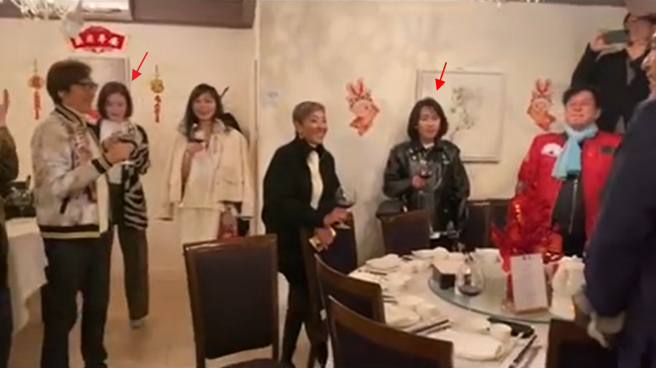 关之琳（图箭头左）和刘嘉玲（图箭头右）也是庆生派对的座上宾。（图／摘自锺镇涛微博）