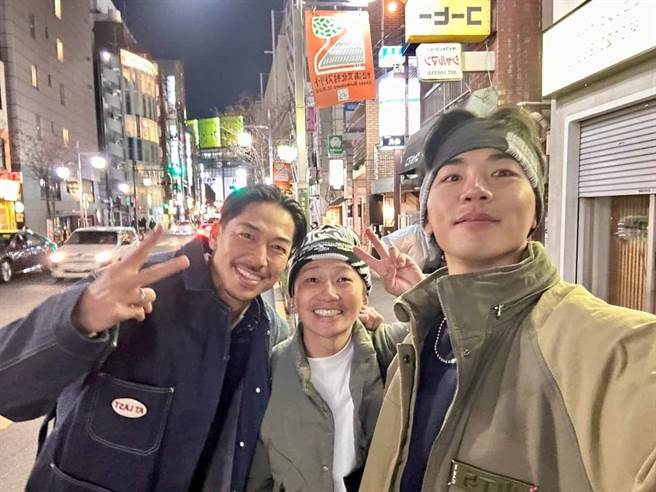 蔡昌宪（中）和禾辰浩（右）与AKIRA在东京相聚。（摘自蔡昌宪脸书）