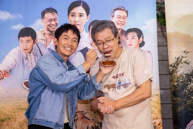 蔡昌宪（左）喂剧中饰演头家的杨烈吃元宵。（公视、禾丰制作提供）
