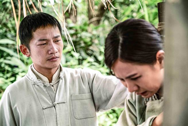 蔡昌宪（左）和安心亚在剧中演姊弟。（公视、禾丰制作提供）