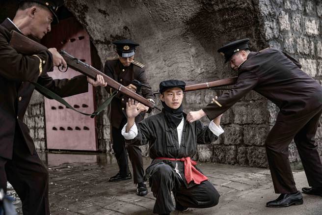 蔡昌宪（中）幻想扮义贼廖添丁，身手矫健灵活，自然演技受网友肯定。（公视、禾丰制作提供）