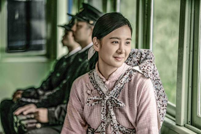 安心亚演活农妇「阿春」脱胎换骨，台语「气口」获妈妈牌认证。（公视、禾丰制作提供）