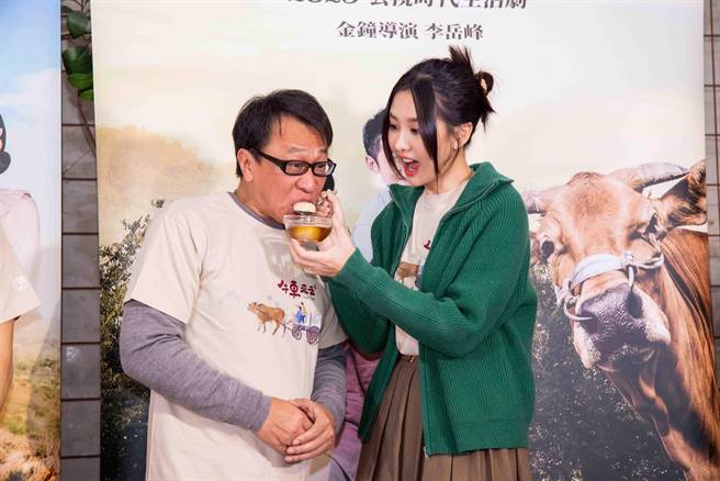 安心亚（右）喂剧中饰演公公的游安顺吃元宵。（公视、禾丰制作提供）