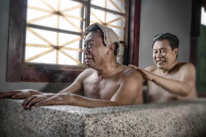 游安顺（前）与杨烈一起洗澡，身份差距让角色心情既感动又羞愧。（公视、禾丰制作提供）