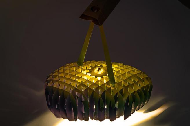 「台北大巨蛋」今天推出史上最燒腦燈籠！孔洞中透出點點微光，強調孵化未來的各種可能，儘管不當提燈也可放置當夜燈或擺飾，組裝完成，至少要花半小時以上。（圖／業者提供）