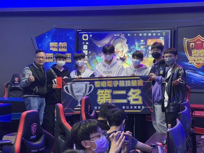 黎明技术学院与台北市私立南华高中合办首次「黎明X南华『最强传说校园赛』电竞大赛」，亚军团队合影留念。(主办单位提供)