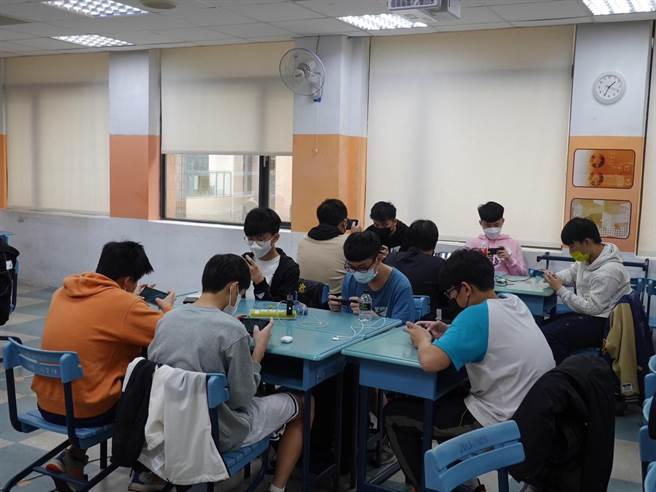 「黎明X南华『最强传说校园赛』电竞大赛」3日吸引60多名国中生，共计12队报名参赛。(主办单位提供)