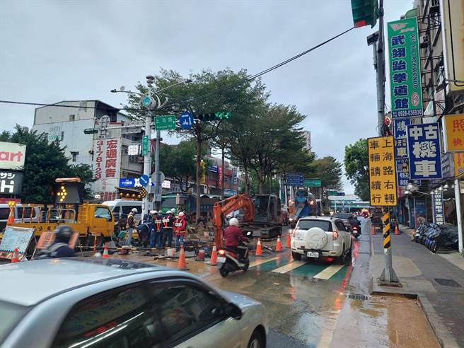 桃园市桃园区中山路、上海路口往中坜方向自来水稍早破管，自来水公司紧急开挖抢修，警方加派员警疏导中。（记者翻摄照片）