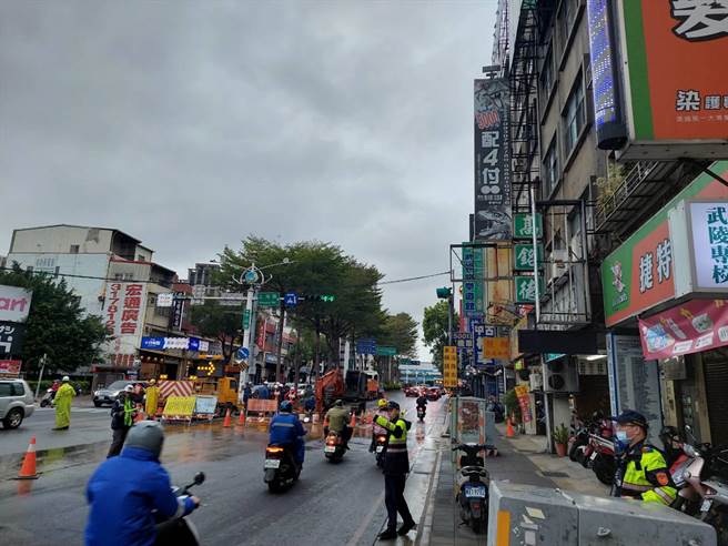 桃园市桃园区中山路、上海路口往中坜方向自来水稍早破管，自来水公司紧急开挖抢修，警方加派员警疏导中。（记者翻摄照片）