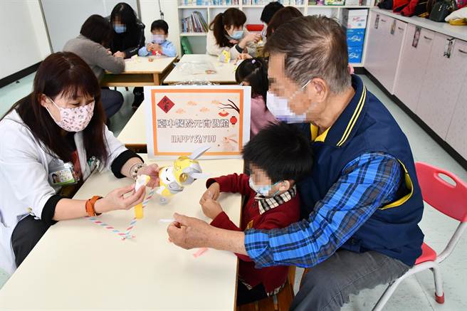 台中医院日前利用「HAPPY兔」纸雕小提灯融入儿童早疗课程中，带领早疗小朋友与家长欢乐庆元宵。（台中医院提供／潘虹恩台中报导）