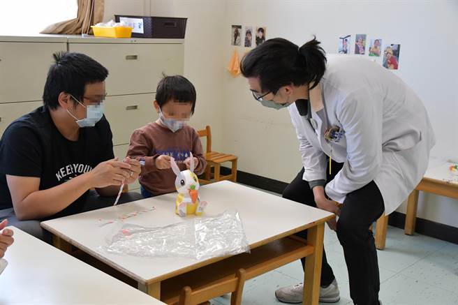台中医院临床心理师刘子豪表示，提灯的制作一来可训练小朋友手部的活动力，二来可以让他们学习听懂指令，而家长和小朋友一起完成成品，也能增加小朋友的成就感与自信。（台中医院提供／潘虹恩台中传真）