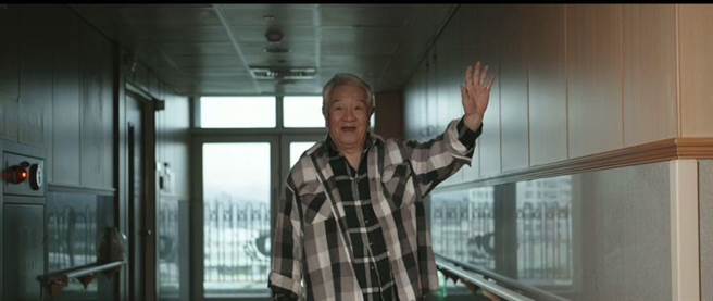 丁强人生谢幕，今进行火化仪式，留下的影像令人怀念。（大爱提供）