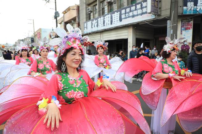 2023台中东势新丁粄节活动，由身声剧场等26组特色踩街团队磅礡登场，开幕式邀请中信兄弟啦啦队，一同分享活动荣耀。(陈世宗摄)