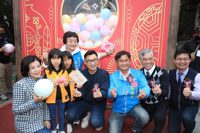 副市长王育敏跟小朋友一起转扭蛋，欢庆2023台中东势新丁粄节。(陈世宗摄)