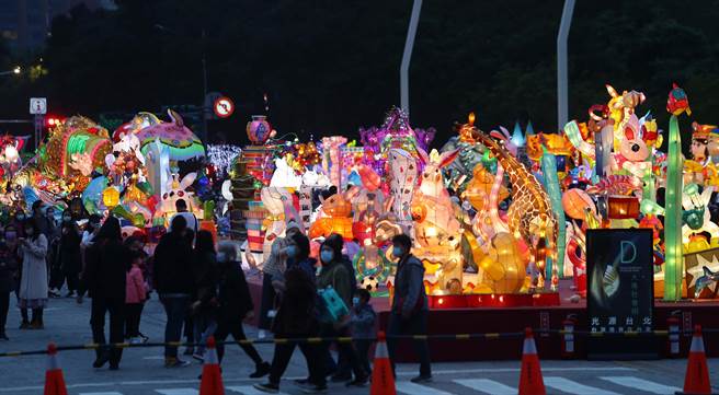 「2023台湾灯会在台北」2月5日至2月19日举行，本次以「光源台北」为概念，规画中央展区、光展区、源展区及未来展区等4大展区。（季志翔摄）