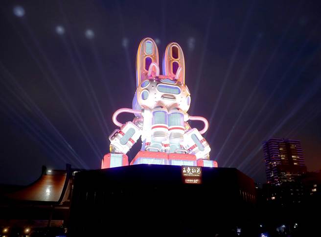 「2023台湾灯会在台北」2月5日至2月19日举行，本次以「光源台北」为概念，规画中央展区、光展区、源展区及未来展区等4大展区。 图为位于国父纪念馆广场的光兔主灯。（季志翔摄）