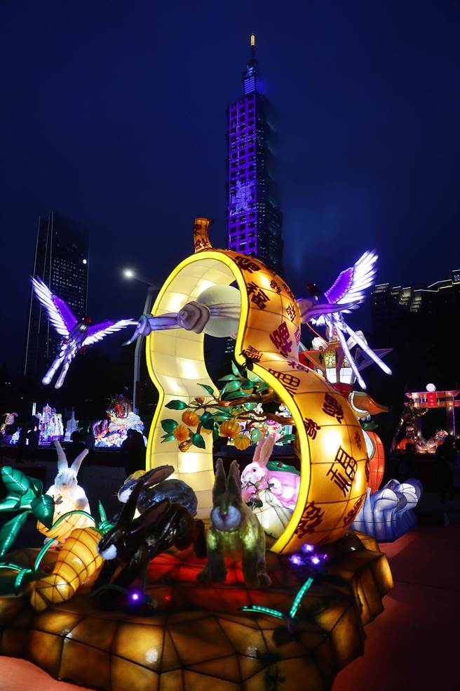 在国父纪念馆主展区的花灯，在夜色中闪耀着各式光芒。（季志翔摄）