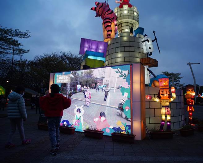 在国父纪念馆主展区的花灯，在夜色中闪耀着各式光芒。（季志翔摄）