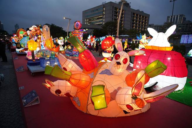 在国父纪念馆主展区的花灯，在夜色中闪耀着各式光芒。（季志翔摄）