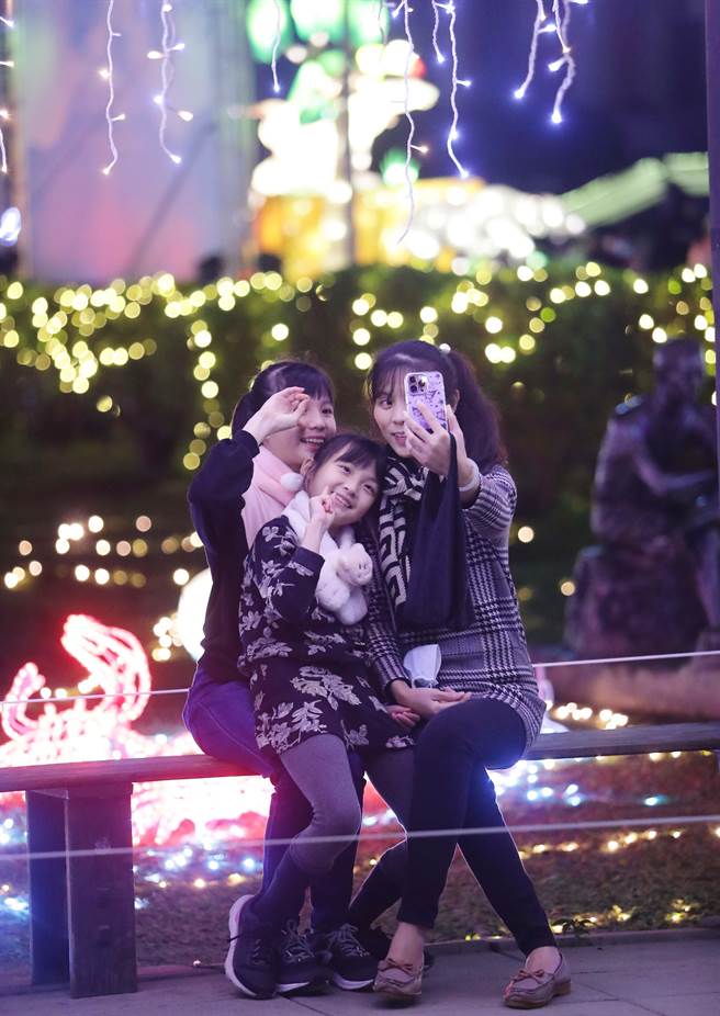 以「光源台北」为概念的 「2023台湾灯会在台北」即将于2月5日至2月19日举行，2月1日起的试营运就吸引了不少民眾到场观赏，图为在市府前广场展览区的花灯，吸引不少民眾拿手机自拍留影。（季志翔摄）