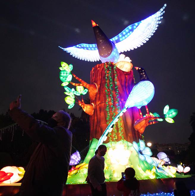 在市府前广场展览区的花灯，在夜色中闪耀着各式光芒。（季志翔摄）