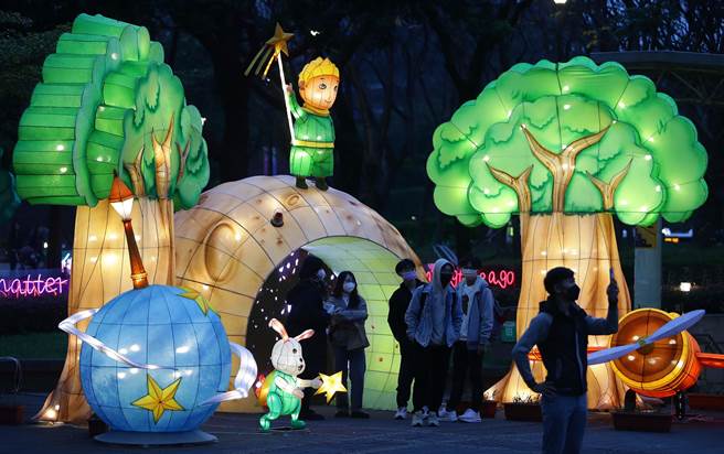 在市府前广场展览区的花灯，在夜色中闪耀着各式光芒。（季志翔摄）